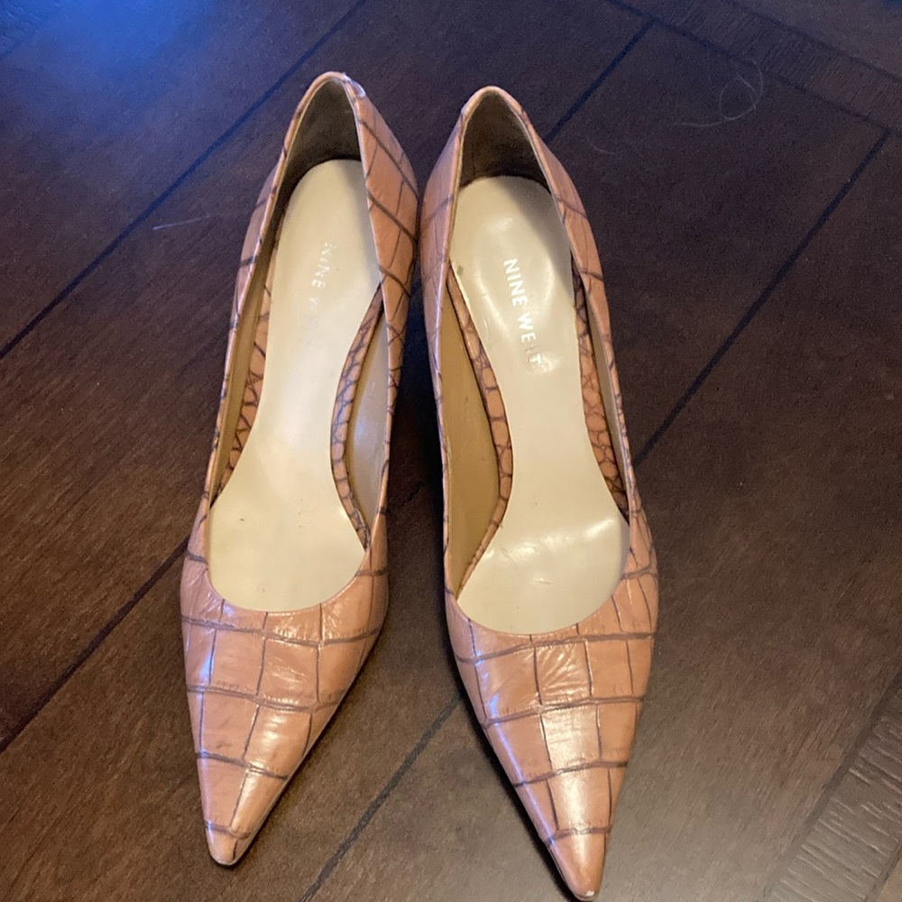 Nine West leather pump size 7 1/2 ￼